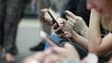 Une personne qui scrolle sur son smartphone.