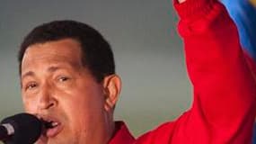 Le président vénézuélien Hugo Chavez a quitté Caracas samedi pour aller suivre une chimiothérapie à Cuba, après avoir délégué une partie de ses pouvoirs au vice-président Elias Jaua et à son ministre des Finances Jorge Giordani. /Photo prise le 16 juillet