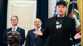 Elon Musk, aux côtés du secrétaire au Trésor Scott Bessent (à gauche) et du secrétaire au Commerce Howard Lutnick (au centre), s'exprime lors d'une conférence de presse avec le président américain Donald Trump dans le bureau ovale de la Maison Blanche à Washington, DC, le 30 mai 2025.