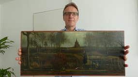 Le détective d'art néerlandais Arthur Brand, à son domicile le 11 septembre 2023, en possession d'un tableau de Van Gogh volé pendant le confinement.
