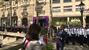 Emmanuel Macron et Anne Hidalgo dévoilent une plaque en hommage à Xavier Jugelé, le 20 avril 2018, à Paris. 