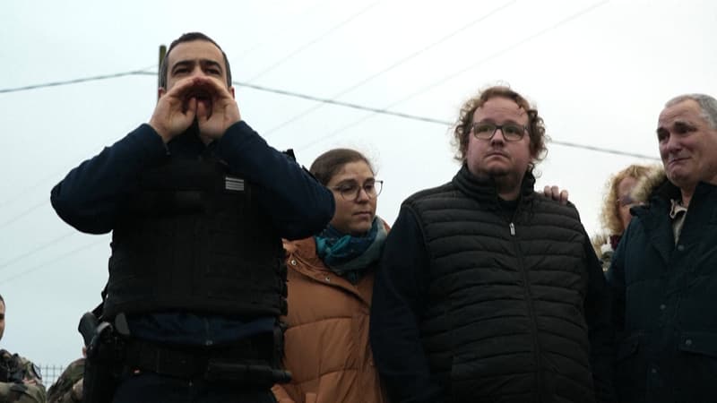 Aurore et Yoann (au centre), les parents de Morgane, adolescente de 13 ans disparue, aux côtés d'un gendarme qui s'adresse à la foule réunie pour la battue organisée le 29 novembre à Pabu (Côtes-d'Armor) pour retrouver la jeune fille.