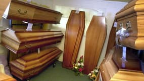 Des cercueils dans un magasin de pompes funèbres - Image d'illustration