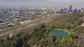 Vue aérienne d'un réservoir d'eau qui alimente la ville de Santiago du Chili, le 14 avril 2022