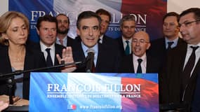 François Fillon, entouré de ses soutiens, dimanche soir