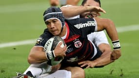 L'arrière de Toulouse, Chesling Kolbe, plaqué lors de la finale du Top 14 face à La Rochelle, au Stade de France, le 25 juin 2021