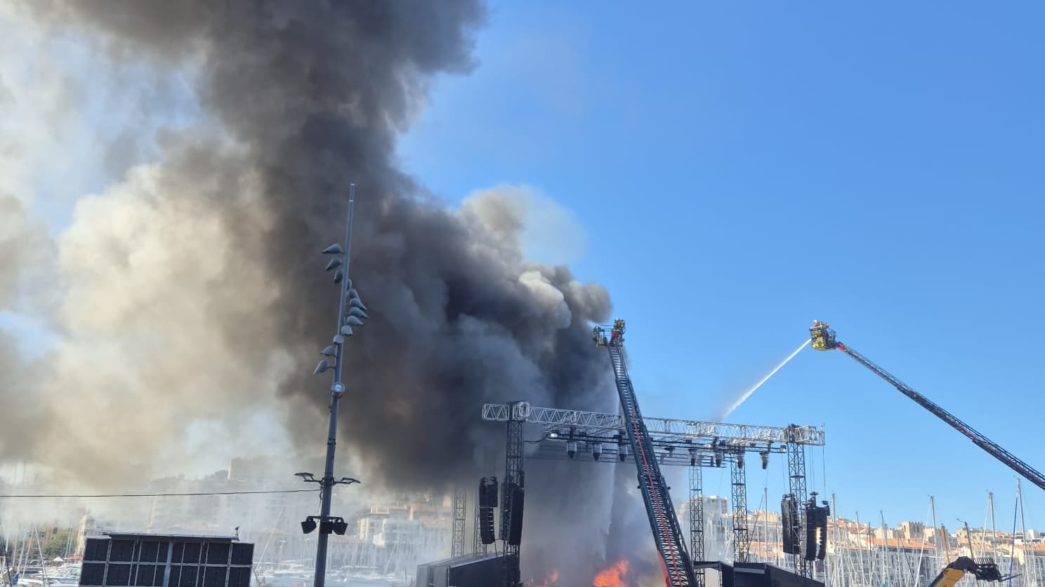 Incendie dans le Vieux-Port de Marseille: deux bateaux ravagés par les flammes