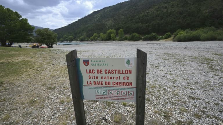 Le lac de Castillon partiellement asséché, à Saint-André-les-Alpes, dans les Alpes-de-Haute-Provence, le 28 juin 2022