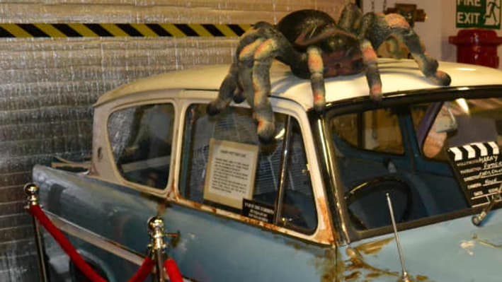 L'une des voitures utilisées pendant le tournage, exposée dans les studios qui ont produit Harry Potter. L'une des voitures utilisées pendant le tournage, exposée dans les studios qui ont produit Harry Potter.