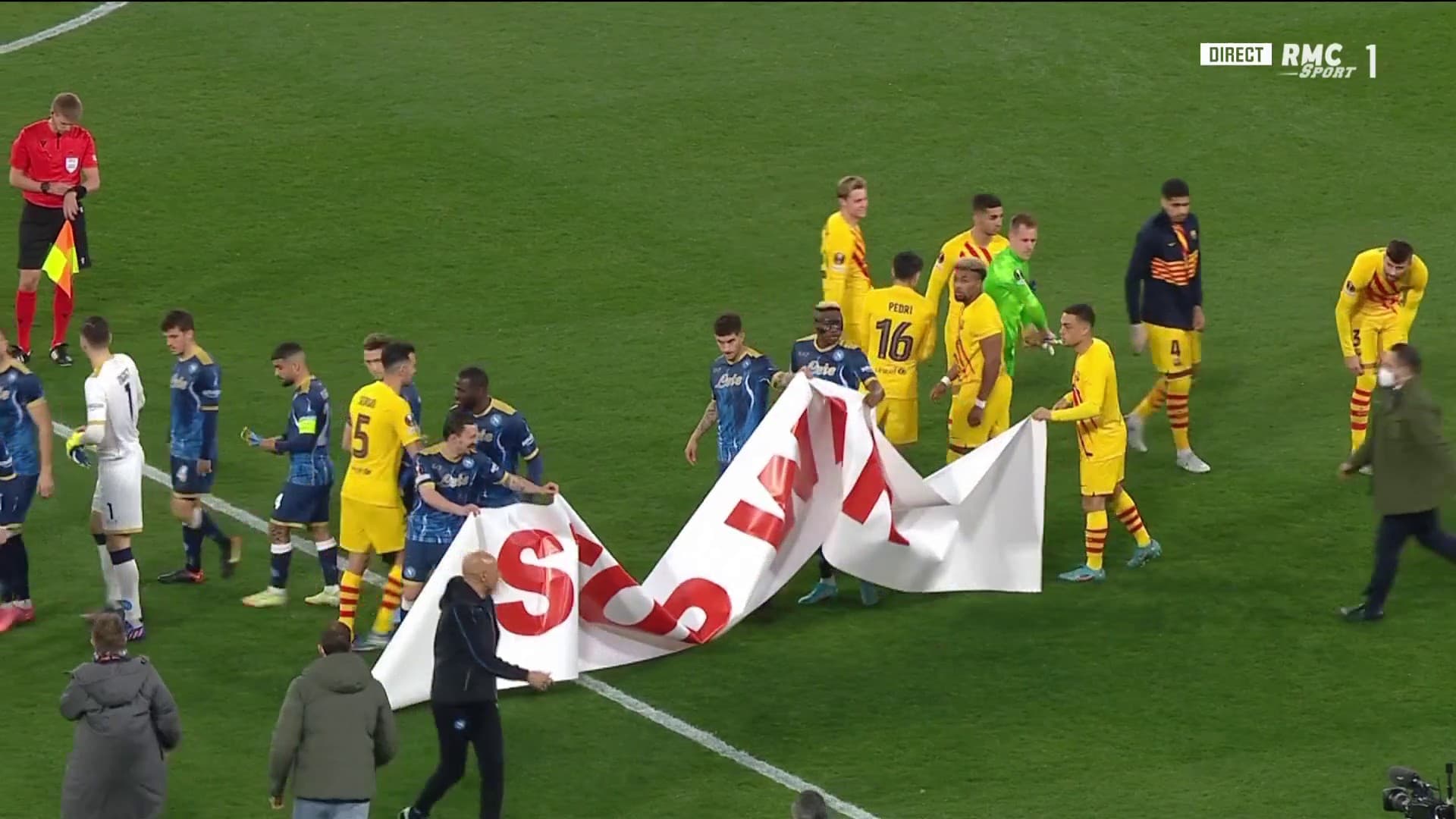 L'image diffusée par l'UEFA juste après le déploiement de la banderole L'image diffusée par l'UEFA juste après le déploiement de la banderole