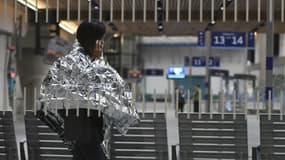 Une femme porte une couverture de survie à la gare de London Bridge après l'attaque de plusieurs assaillants, le 3 juin 2017 à Londres. (Photo d'illustration)