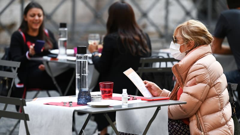 Sur la terrasse d'un restaurant à Rome, en Italie, le 25 octobre 2020