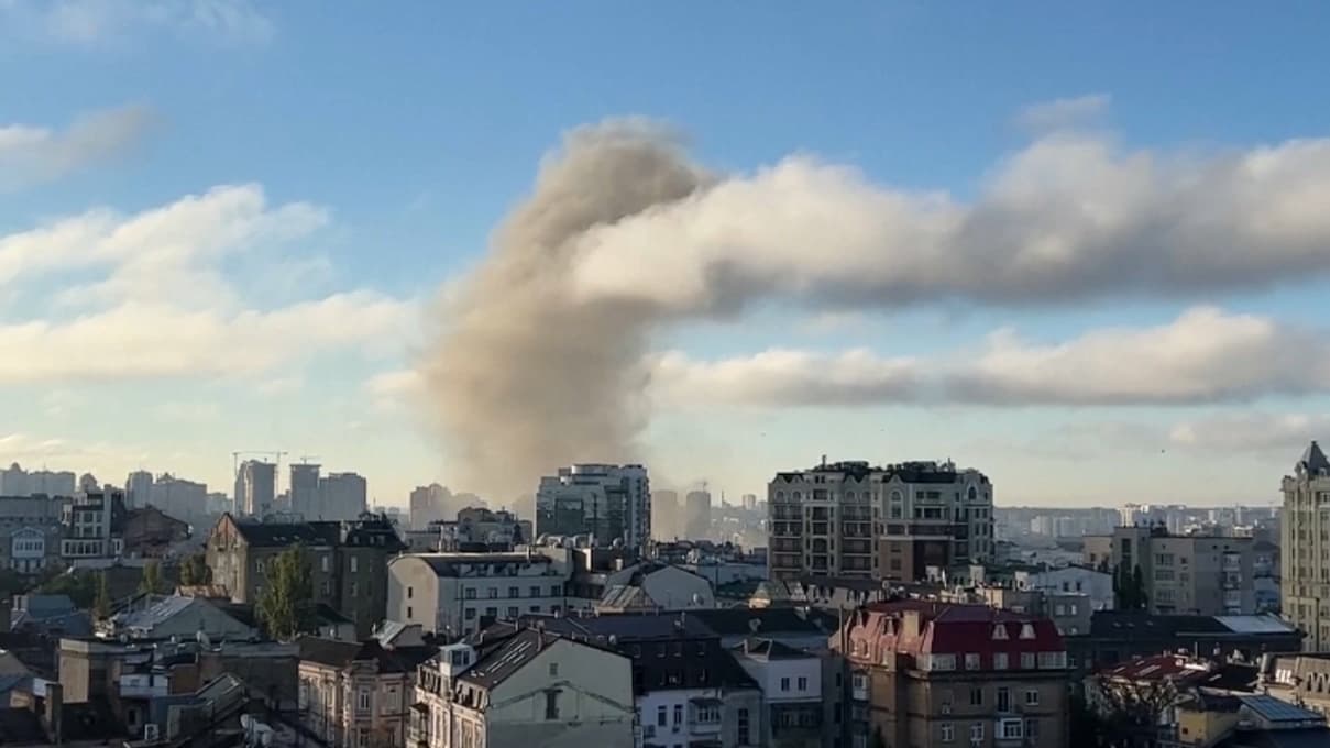 Un panache de fumée au-dessus de Kiev, le 10 octobre 2022 