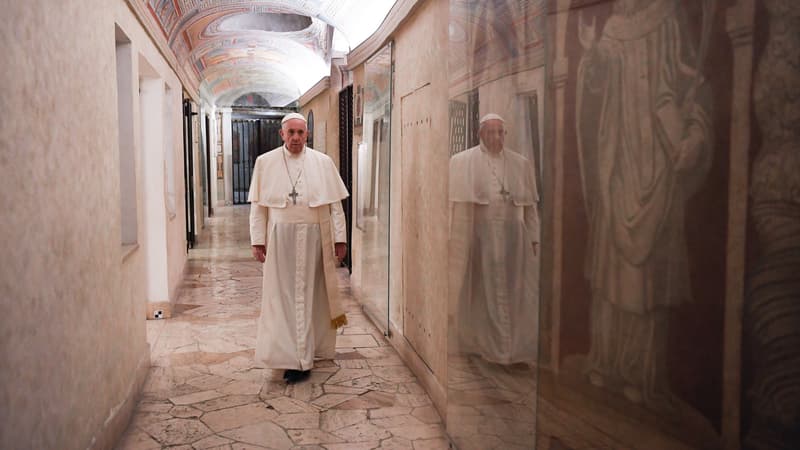 Le pape François visite les tombes des papes décédés dans la nécropole de la basilique Saint-Pierre au Vatican, le 2 novembre 2020.