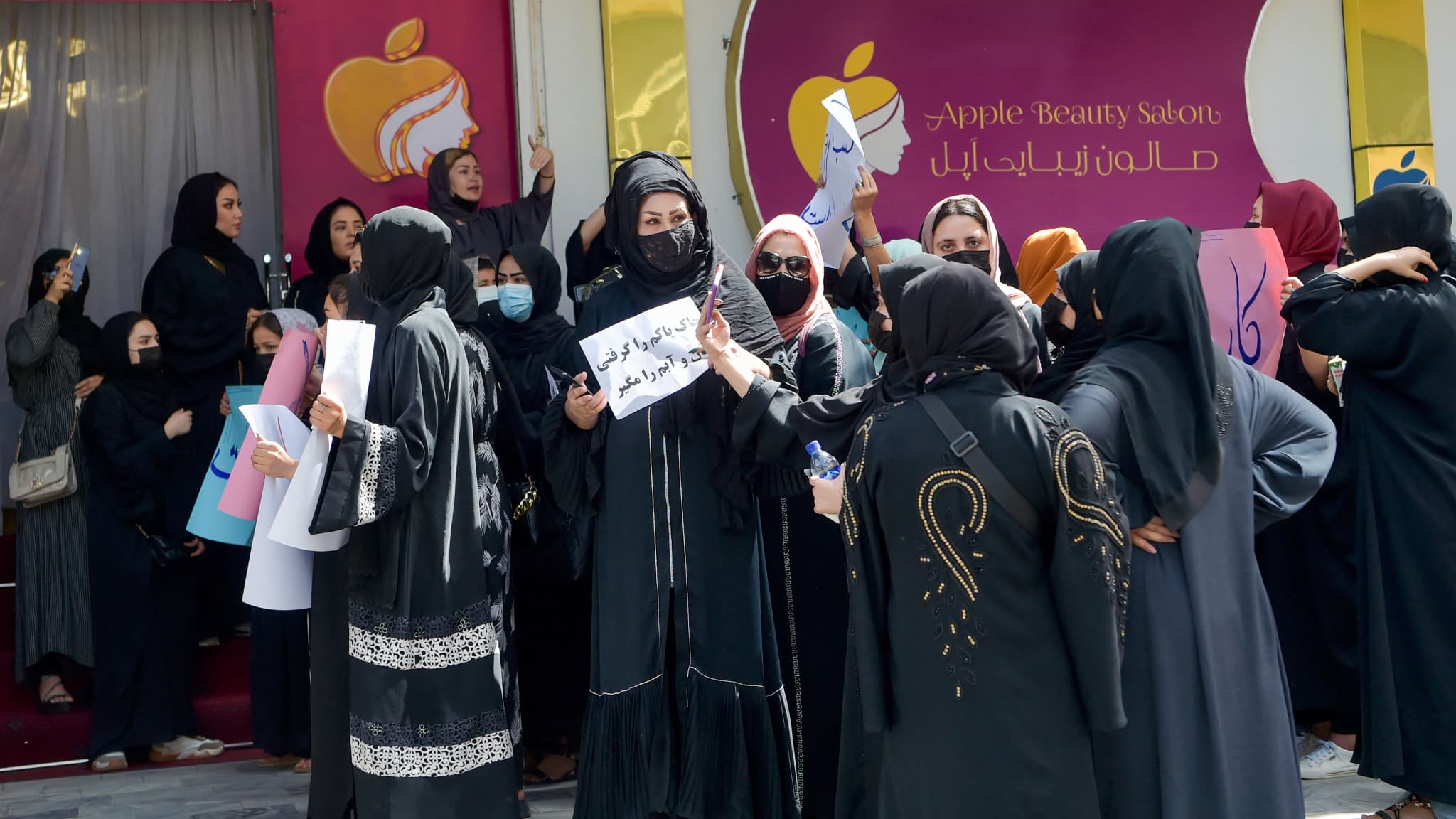 Des femmes afghanes manifestent pour leurs droits dans un salon de beauté du quartier de Shahr-e-Naw à Kaboul, le 19 juillet 2023. Des femmes afghanes manifestent pour leurs droits dans un salon de beauté du quartier de Shahr-e-Naw à Kaboul, le 19 juillet 2023.