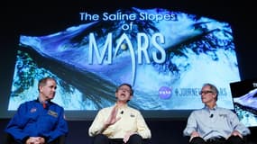 John Grunsfled, Jim Green et Michael Meyer répondent à des questions durant une conférence sur le programme d'exploration de Mars au siège de la NASA
