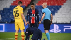 Kylian Mbappé, Clément Lenglet et l'arbitre Anthony Taylor échangent lors de PSG-Barça (1-1, Ligue des champions), le 10 mars 2021