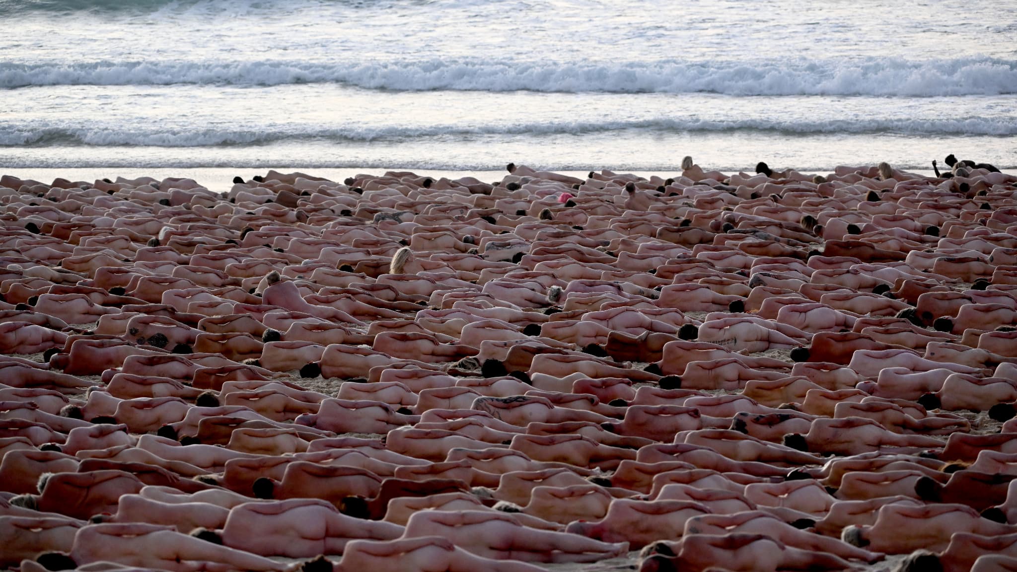 Environ 2500 personnes se sont rassemblées nues à Bondi Beach pour sensibiliser au danger du cancer de la peau, à Sydney, en Australie, le 25 novembre 2022