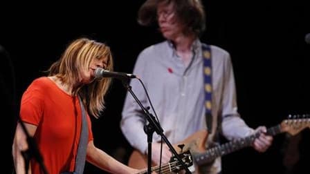 Complices à la scène, la bassiste Kim Gordon et le guitariste Thurston Moore, piliers fondateurs du groupe Sonic Youth, ont annoncé leur séparation à la ville après 27 ans de mariage, ce qui met en doute l'avenir de ce groupe dit "culte" de la scène indép