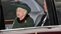 La reine Elizabeth II (g) et le prince Andrew arrivent en voiture à une cérémonie en hommage au prince Philip, le 29 mars 2022 à l'abbaye de Westminster, à Londres