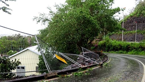 Une rue de Saint-Denis de La Réunion, après le passage du cycloe Bejisa.