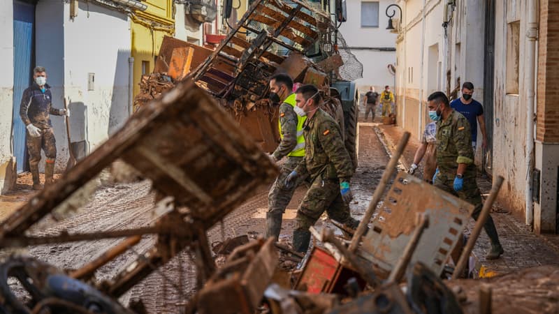 De militaires évacuent les rues à Aldaia, en Espagne, le 5 novembre 2024