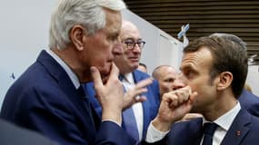 Le Président Emmanuel Macron (d) s'entretient avec le commissaire européen Michel Barnier (g) lors du salon de l'Agriculture le 23 février  2019