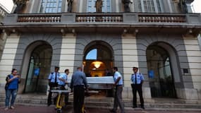 Un cercueil est transporté l'intérieur du Musée-Théâtre Dali à Figueras en Espagne, alors que les médecins légistes font leur arrivée pour pratiquer l'exhumation du corps de Salvador Dali, le 20 juillet 2017