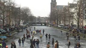 À Amsterdam, un canal gelé se transforme en patinoire