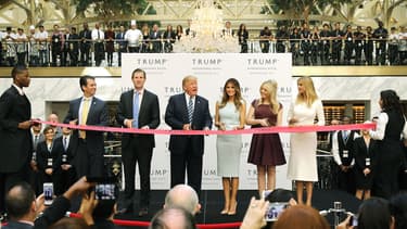 Donald Trump, son épouse, et ses enfants, inaugurent le nouvel hôtel Trump à Washington, le 26 octobre.