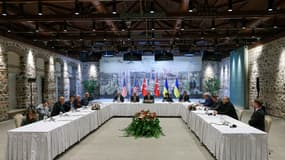 Les pourparlers de paix entre l'Ukraine et la Russie au bureau présidentiel turc de Dolmabahce, à Istanbul, le 16 mai 2025. 