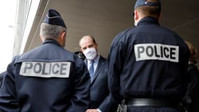 Jean Castex à Beauvais ce vendredi en compagnie de policiers. 