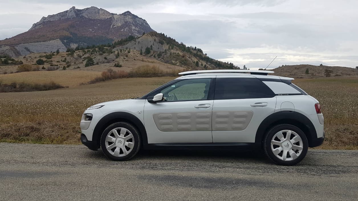 Ce premier C4 Cactus signait l'apparition des airbumps. Ils occupent une place moins importante sur la dernière C3 où il sont même en option et ont disparu du dernier C3 Aircross. Ce premier C4 Cactus signait l'apparition des airbumps. Ils occupent une place moins importante sur la dernière C3 où il sont même en option et ont disparu du dernier C3 Aircross.