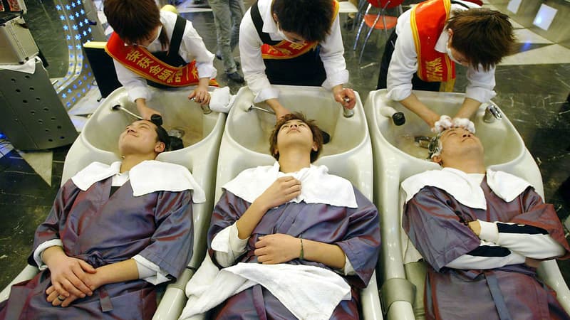 Le "syndrome du salon de beauté" est étudier par les médecins. Se faire laver les cheveux chez le coiffeur pourrait provoquer un accident vasculaire cérébral, dû à la pression exercée sur le cou. (Photo d'illustration)