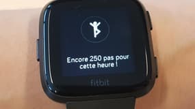 La Fitbit Versa, une montre connectée qui permet de suivre son nombre de pas quotidien.