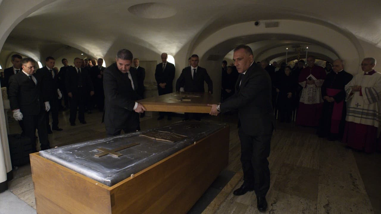Le cercueil de Benoît XVI est refermé. 