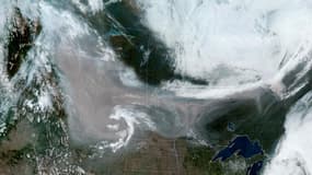 Cette image obtenue auprès de la National Oceanic and Atmospheric Administration montre la fumée des incendies de forêt dans l'ouest de la province canadienne de l'Alberta, le 20 mai 2023.