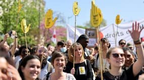 Manifestants brandissant des pancartes "Touche pas à mon pote",  lors d'un rassemblement à Paris le 16 avril 2022 pour dénoncer l'extrême droite.