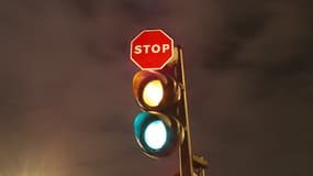 Le stop dynamique peut remplacer un feu tricolore classique sur des routes dégagées, pour limiter le temps d'attente au feu rouge.