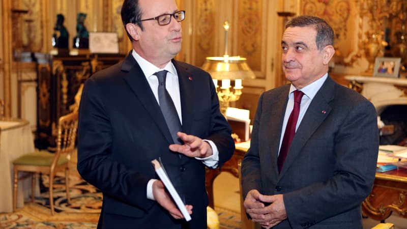 Jean-Louis Nadal, président de la Haute autorité pour la transparence de la vie publique remet son rapport à François Hollande, à l'Elysée, le 7 janvier 2015.