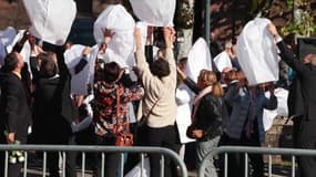 Un lâcher de lampions lors des obsèques de Lina à Plaine (Bas-Rhin), ce vendredi 25 octobre 2024.