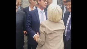 Manuel Valls et sa "fan", vendredi, à Arras. 