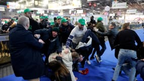 Des heurts entre agriculteurs avec des casquettes de la FNSEA et forces de l'ordre au Salon de l'agriculture, à Paris, le 24 février 2024