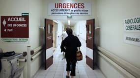 Un visiteur se promène dans le couloir du CHU de Caen le 12 septembre 2012 (photo d'illustration)