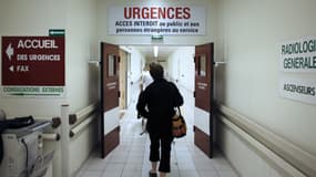 Un visiteur se promène dans le couloir du CHU de Caen le 12 septembre 2012. 