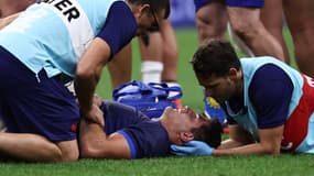 Paul Boudehent pris en charge par les soigneurs après un KO lors du match de Coupe du monde France-Namibie (96-0), le 21 septembre 2023