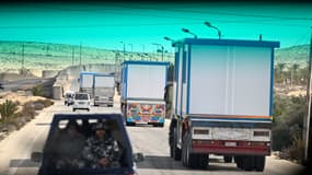 Des camions d'aide se dirigent vers Gaza, après l'entrée en vigueur du cessez-le-feu, accompagnés par des soldats égyptiens, le 19 janvier 2025