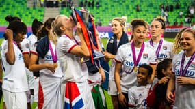Ada Hegerberg (OL) soulevant le trophée de la Ligue des champions féminine, le 18 mai 2019