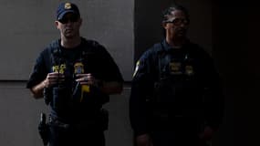 Des membres du Département de la Sécurité intérieure se trouvaient devant le tribunal de district des États-Unis pour le district Est de Virginie lors de la comparution de l'ancien directeur du FBI, James Comey, à Alexandria, en Virginie, le 8 octobre 2025.