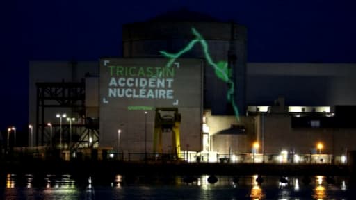 L'une des banderoles déployées cette nuit au Tricastin.